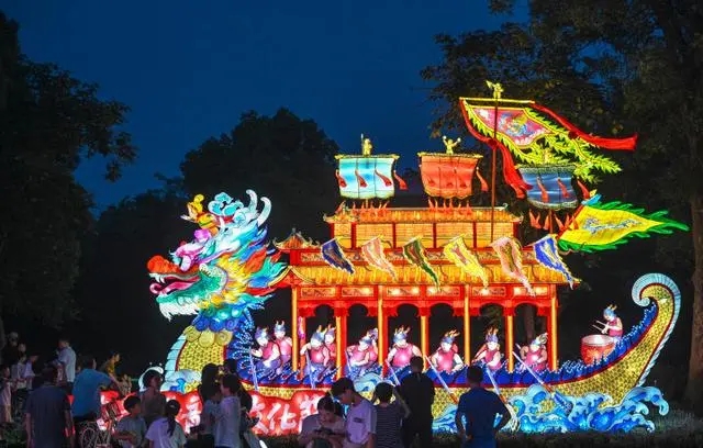 絢麗龍舟花燈照亮杭州西溪濕地端午佳節